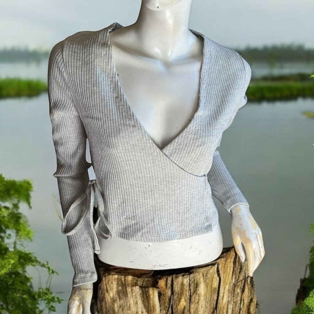 Levi’s gray ribbed long sleeve wrap tip cardigan M